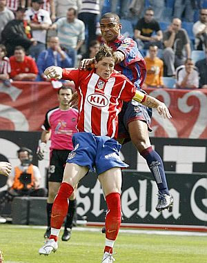 Torres y Zé María saltan por un balón. (Foto: EFE)