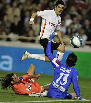 Villa levanta la pelota ante Cobeño en su primer gol. (Foto: AFP)