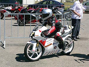 Kovcs pilota su moto durante una competicin. (Foto: www.kovacsniki.hu)