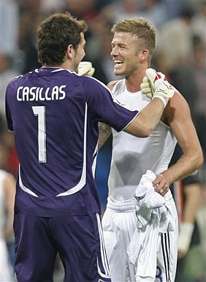 Casillas y Beckham se felicitan tras sellar la victoria del Madrid. (Foto: AP)