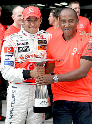 Hamilton y su padre, tras el podio de Malasia. (Foto: EFE)
