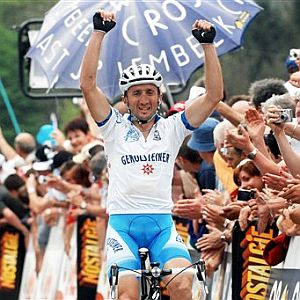 Davide Rebellin, con el maillot de lder del ProTour, gana la Flecha Valona. (Foto: AP)