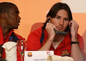 Messi, junto a Eto'o, el pasado lunes en El Cairo. (Foto: AFP)