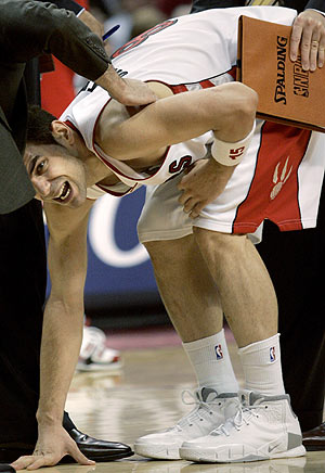 Caldern se duele de su torcedura de tobillo. (Foto: REUTERS)
