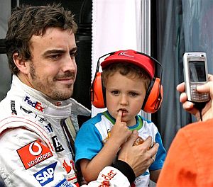Alonso, fotografiado con un nio en brazos en Montmel. (Foto: AP)