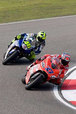 Stoner toma una curva por delante de Rossi. (Foto: EFE)