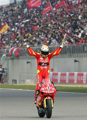 Lorenzo celebra su victoria en la vuelta de honor. (Foto: AP)
