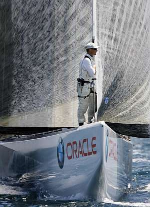 El palo del BMW Oracle, Brad Webb, controla desde la proa tras la novena regata. (Foto: EFE)