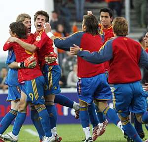 Los jugadores espaoles celebran su pase tras la tanda de penaltis. (Foto: EFE)