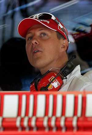 El ex piloto, en el box de Ferrari. (Foto: EFE)