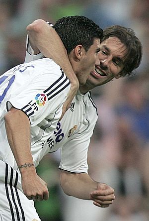 Van Nistelrooy felicita a Reyes, autor del tercer gol blanco. (Foto: EFE)