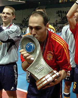 Javi Rodrguez besa el trofeo que defender Espaa en Oporto. (Foto: EFE)