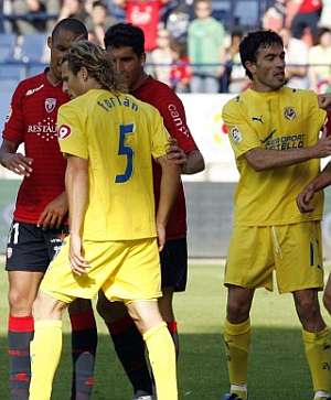 Forln es recriminado por varios jugadores de Osasuna tras marcar el curato gol del Villarreal con un jugador de Osasuna en el suelo. (EFE)