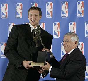 Nowitzki posa con el galardn con el comisionado David Stern. (Foto: AP)