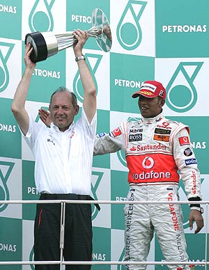 Ron Dennis, junto a Lewis Hamilton (d), en el GP de Malasia. (Foto: Reuters)