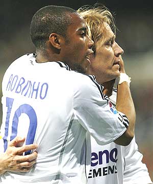 Salgado celebra un gol con Robinho. (Foto: REUTERS)