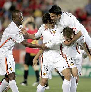 Joaqun celebra con sus compaeros su gol. (Foto: EFE)