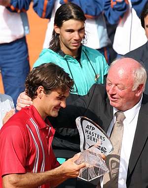 Nadal observa como Federer recibe el trofeo de ganador de Hamburgo. (Foto: AP)