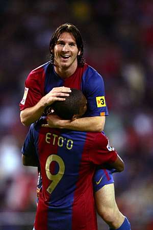 Messi y Eto'o celebran el quinto gol del Bara. (Foto: AFP)