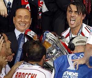 Maldini levanta la Copa en presencia de Berlusconi. (Foto: EFE)
