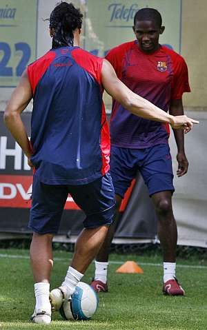 Ronaldinho, de espaldas, y Eto'o, esta maana en La Masa. (Foto: EFE)