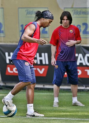 Ronaldinho juega con el baln durante un entrenamiento. (Foto: EFE)