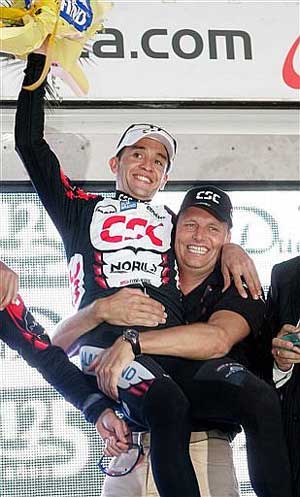 Riis celebra con Sastre en el podio de la Vuelta 96. (EFE)