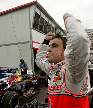 Alonso celebra su primera 'pole' del ao y con McLaren. (Foto: AFP)