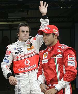Fernando Alonso saluda al pblico tras lograr la 'pole' en Montecarlo. (Foto: AP)