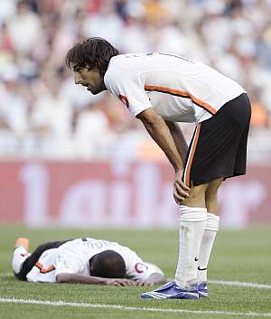 Angulo (d) y Miguel (i) lamentan la derrota de su equipo. (Foto: AFP)
