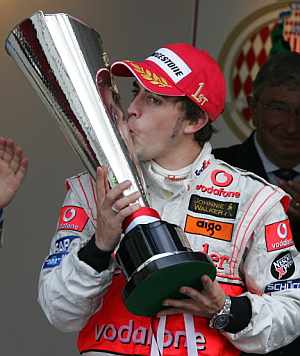 Alonso besa su trofeo como ganador. (AFP)