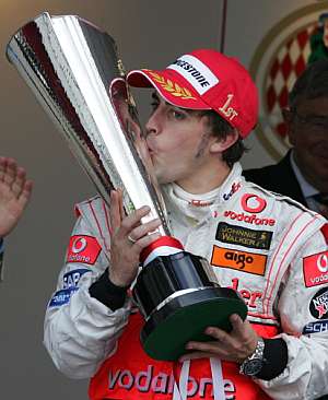 Alonso besa el trofeo de ganador del GP de Mnaco. (Foto: AP)