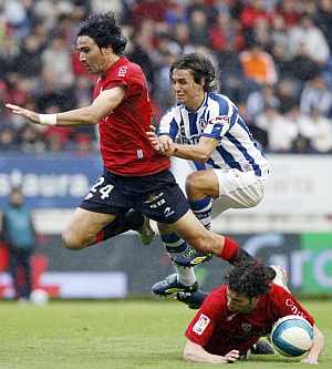 Nekouman y Savio saltan por encima de un jugador de Osasuna. (Foto: EFE)