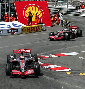 Alonso y Hamilton, en Montecarlo. (Foto: AP)