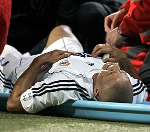 Roberto Carlos, en el suelo tras recibir el golpe que le ha impedido entrenar. (Foto: AP)