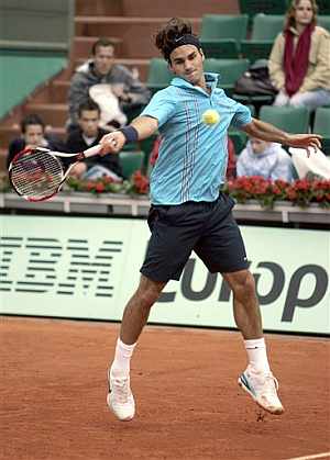 Federer conecta una derecha en su partido de segunda ronda. (Foto: AP)