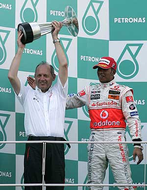 Ron Dennis con Hamilton en el podio de Mónaco. (Foto: REUTERS)