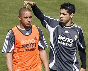 Cicinho (d) bromea con Roberto Carlos en un entrenamiento del Madrid. (Foto: EFE)