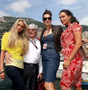 Ecclestone posa junto con su esposa Slavica y sus hijas Petra y Tamara. (Foto: EFE)