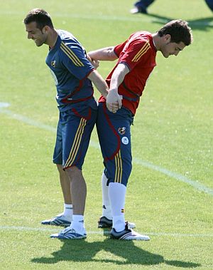 Casillas estira junto a Marchena durante un entrenamiento. (Foto: EFE)