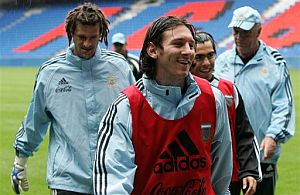 Messi se retira sonriente del entrenamiento de la seleccin argentina. (Foto: AP)