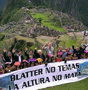 Pancarta exhibida en la ciudad de Machu Pichu (2.490 metros) tras la firma del Acta de los Juegos Trasandinos Per 2008. (Foto: EFE)
