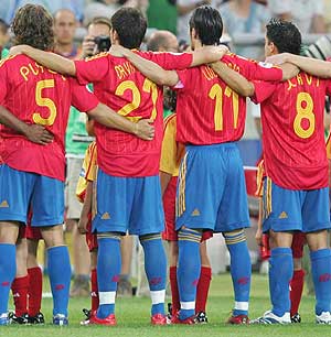 Los jugadores de la Selección escuchan el himno nacional antes de un partido oficial. (Foto: Luis Ángel Alonso)