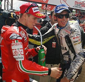 Rossi bromea con Stoner al trmino de los entrenamientos. (Foto: AFP)