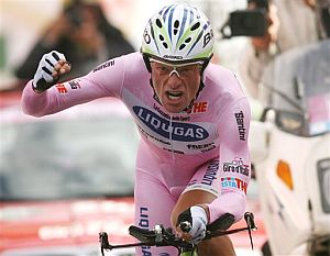 Di Luca se sinti al fin ganador del Giro en los ltimos metros de la 20 etapa. (Foto: AP)