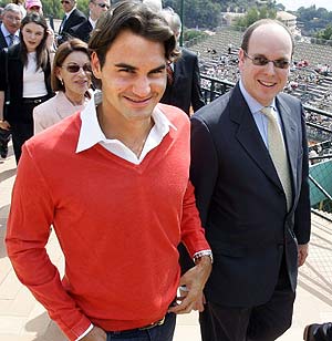 Federer (i) y Alberto de Mnaco, en el Masters de Montecarlo. (Foto: Reuters)