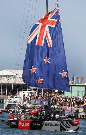 El Team New Zealand entr en el Port America's Cup con una bandera neozelandesa desplegada a modo de spinnaker. (Foto: AFP)