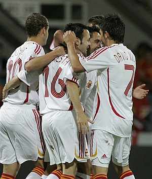 Soldado, Iniesta, Villa y Xavi celebran el segundo gol español. (Foto: AP)
