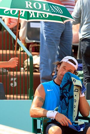 Moy descansa durante un partido en Roland Garros. (Foto: EFE)
