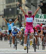 Petacchi celebra su quinto triunfo en el Giro 2007. (Foto: AFP)